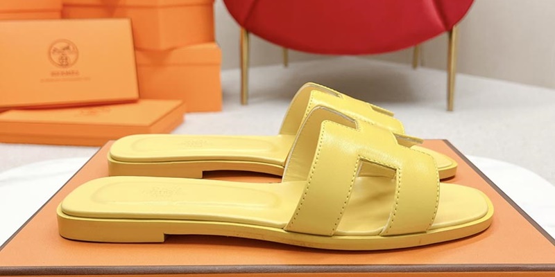 Mng thy mua dép thng báo hiu rng bn dang ph^an v^an gia nhiu la chn